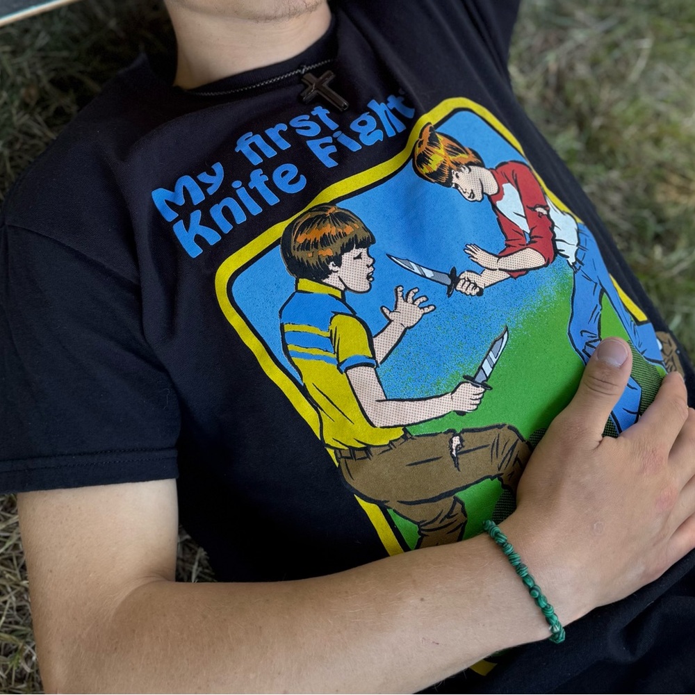 STEVEN RHODES MY FIRST KNIFE FIGHT MEN T SHIRT BOYS HOBBIES & GAMES SCOUT COMICS - Picture 3 of 16